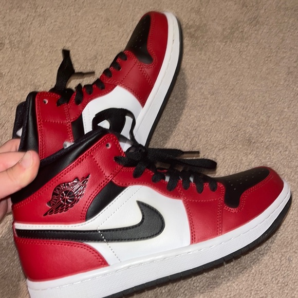 Jordan 1 mid Chicago toe. worn only 3 times. in very good shape. clean. - Picture 5 of 7